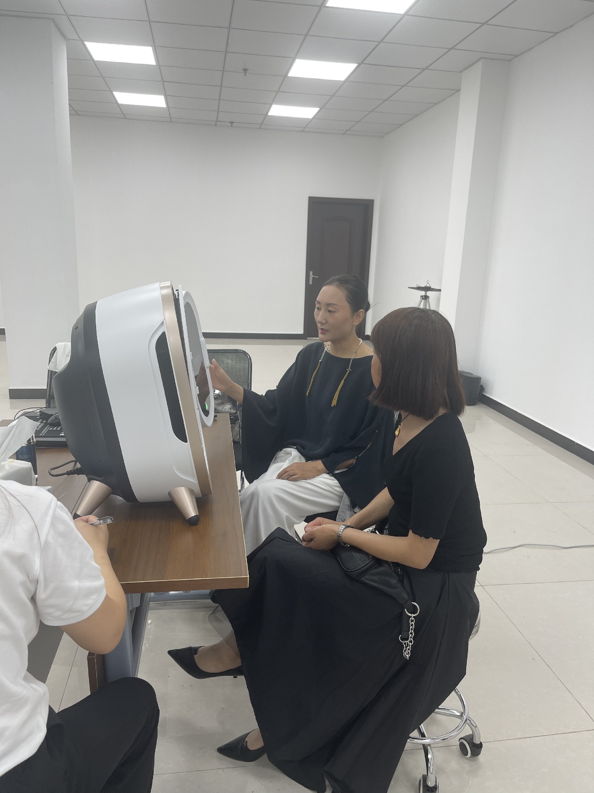 1644482633173101.jpg 护肤老师讲解体验者皮肤状态.jpg